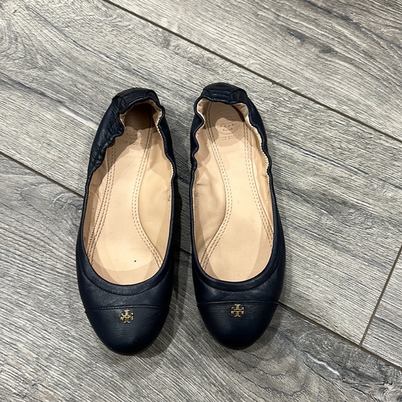 • Tory Burch • York Cap Toe Ballet Flats Leather Navy Blue 6.5 Women’s Logo Gold - Picture 3 of 6